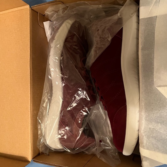 Clark cloudsteppers Burgundy 61/2 brand new in the box - Picture 3 of 6